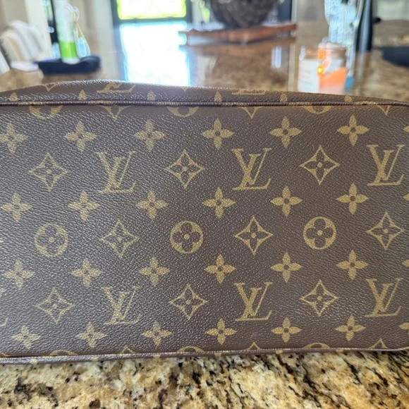 Louis Vuitton Neverfull MM - Picture 9 of 16